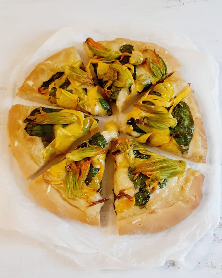 Pizza fleurs de courgette et épinard